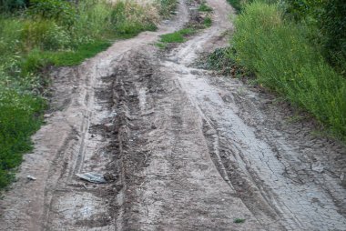Yağmurdan sonra çamurlu zemin. Aşırı kırsal yol