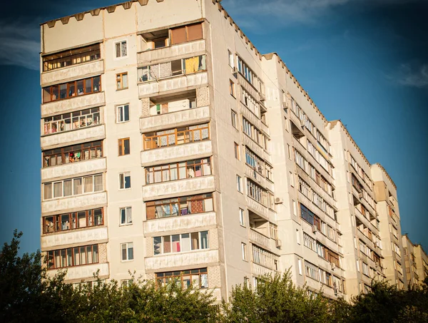 Πολυόροφο κτίριο, μοντέρνο κτήριο κατοικιών με μπαλκόνια και παράθυρα — Φωτογραφία Αρχείου