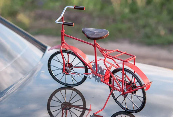 Bike red on the background of nature on the surface of the hood — Stock Photo, Image