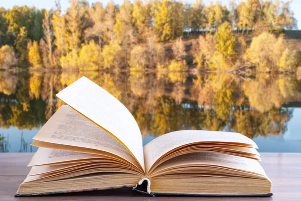 Livro aberto sobre o fundo da natureza — Fotografia de Stock