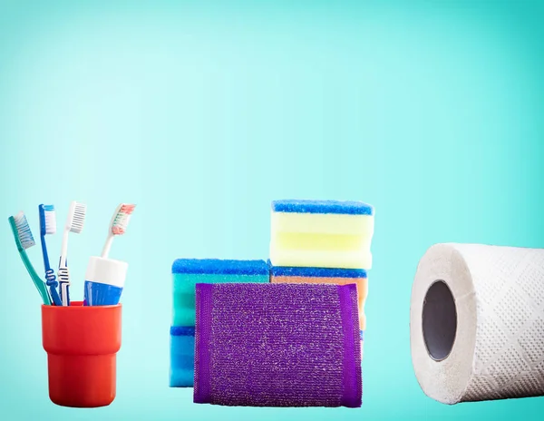 Waschlappen-Zahnbürsten und Papiertuch auf blauem Hintergrund — Stockfoto