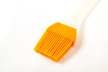 Mutfak fırçası sarısı beyaza izole edilmiş. Çatal bıçak konsepti.