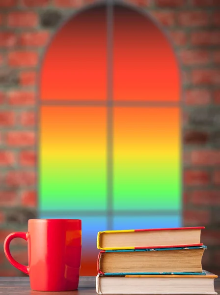 书和一个红色的杯子放在桌子上 靠着窗户的后面 哥特式风格 — 图库照片