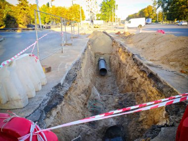 Siperlere yeni borular döşeyip, şehrin ısıtma şebekelerini onarmak.