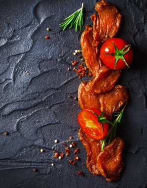 Tavuk eti, soya soslu fileto parçalarını üzerinden