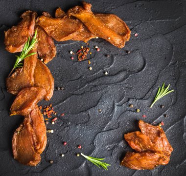 Tavuk eti, soya soslu fileto parçalarını üzerinden