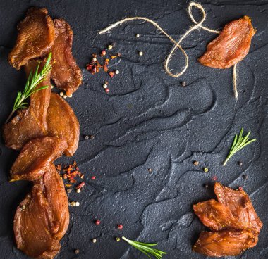 Tavuk eti, soya soslu fileto parçalarını üzerinden