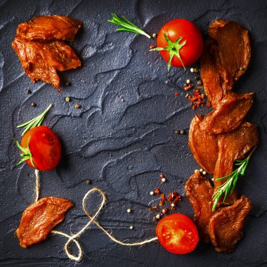 Tavuk eti, soya soslu fileto parçalarını üzerinden