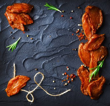 Tavuk eti, soya soslu fileto parçalarını üzerinden