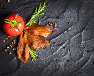 Tavuk eti, soya soslu fileto parçalarını üzerinden