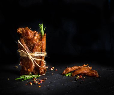 Tavuk eti, soya soslu fileto parçalarını üzerinden