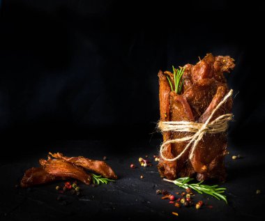 Tavuk eti, soya soslu fileto parçalarını üzerinden