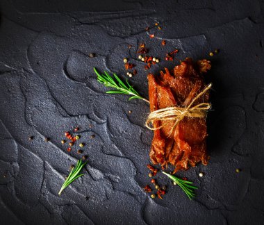 Tavuk eti, soya soslu fileto parçalarını üzerinden