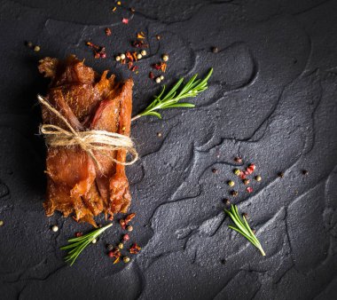 Tavuk eti, soya soslu fileto parçalarını üzerinden