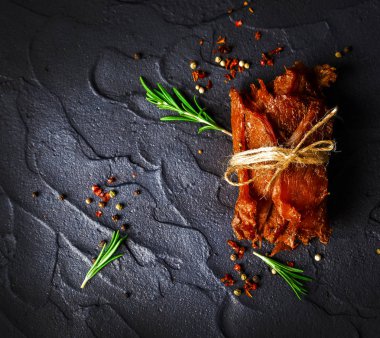 Tavuk eti, soya soslu fileto parçalarını üzerinden