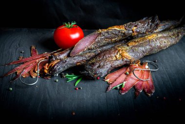 Çiğ füme et farklı türleri kümesi. Jamon Lomo, oppa ve siyah bir zemin üzerine fileto. 