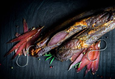 Çiğ füme et farklı türleri kümesi. Jamon Lomo, oppa ve siyah bir zemin üzerine fileto. 