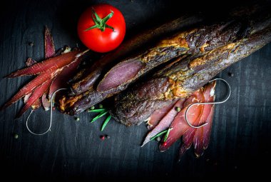 Çiğ füme et farklı türleri kümesi. Jamon Lomo, oppa ve siyah bir zemin üzerine fileto. 