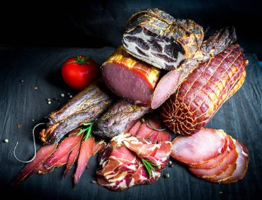 Çiğ füme et farklı türleri kümesi. Jamon Lomo, oppa ve siyah bir zemin üzerine fileto. 