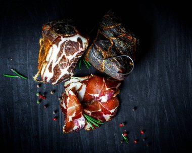 Çiğ füme et farklı türleri kümesi. Jamon Lomo, oppa ve siyah bir zemin üzerine fileto. 