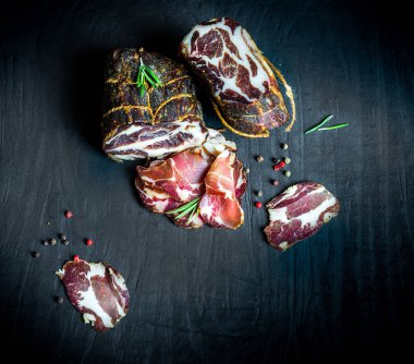 Çiğ füme et farklı türleri kümesi. Jamon Lomo, oppa ve siyah bir zemin üzerine fileto. 