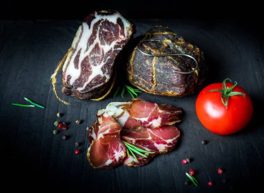 Çiğ füme et farklı türleri kümesi. Jamon Lomo, oppa ve siyah bir zemin üzerine fileto. 