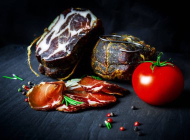 Çiğ füme et farklı türleri kümesi. Jamon Lomo, oppa ve siyah bir zemin üzerine fileto. 