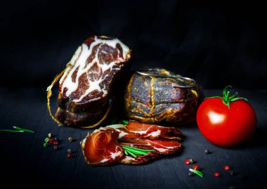 Çiğ füme et farklı türleri kümesi. Jamon Lomo, oppa ve siyah bir zemin üzerine fileto. 