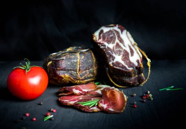Çiğ füme et farklı türleri kümesi. Jamon Lomo, oppa ve siyah bir zemin üzerine fileto. 