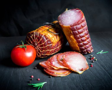 Çiğ füme et farklı türleri kümesi. Jamon Lomo, oppa ve siyah bir zemin üzerine fileto. 