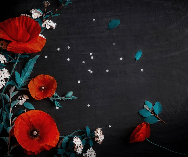 Composition Florale Avec Coquelicots Rouges Spirée Blanche Sur Fond Béton Image En Vente