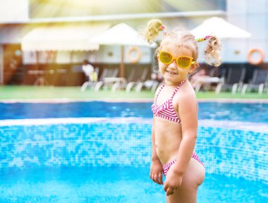 Güzel kız havuzda eğleniyor 