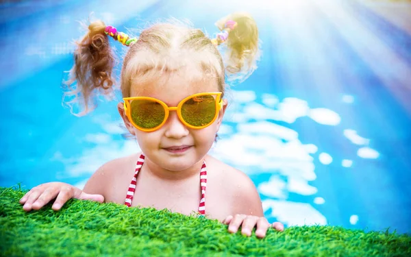 Niña Hermosa Divirtiéndose Piscina —  Fotos de Stock