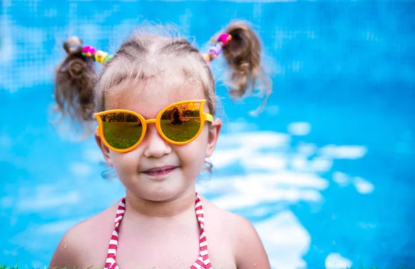 Niña Hermosa Divirtiéndose Piscina —  Fotos de Stock