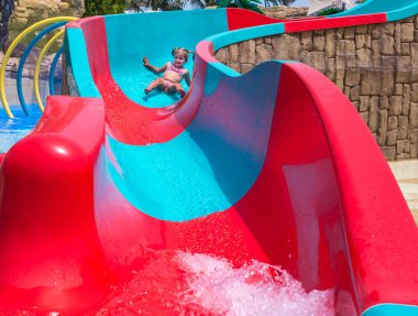  küçük kızı Aqua park eğlenmek.