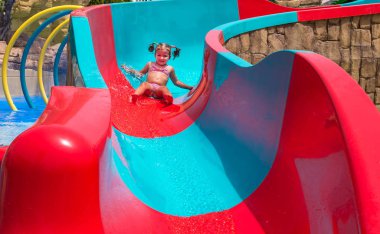  küçük kızı Aqua park eğlenmek.