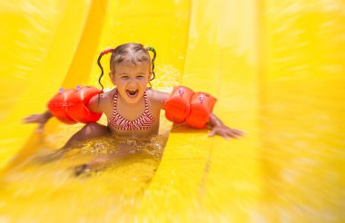  küçük kızı Aqua park eğlenmek.