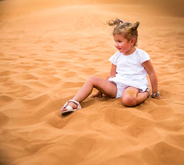 Κοριτσάκι Χαμογελά Και Παίζουν Στην Άμμο — Φωτογραφία Αρχείου