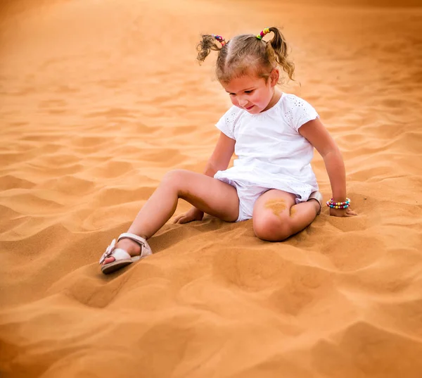 Κοριτσάκι Χαμογελά Και Παίζουν Στην Άμμο — Φωτογραφία Αρχείου