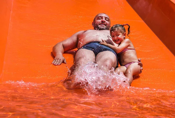 Papa Dochtertje Plezier Het Zwembad — Stockfoto