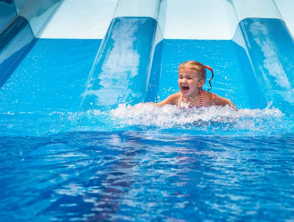 Mooi Meisje Met Plezier Het Zwembad — Stockfoto