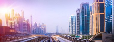 Dubai Yat Limanı genel bakış. Şehir manzarası hattı.