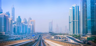 Dubai Yat Limanı genel bakış. Şehir manzarası hattı.