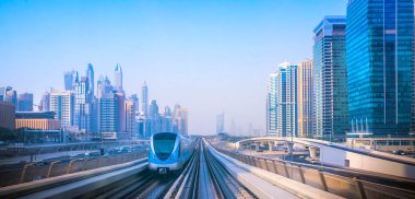 Dubai Yat Limanı genel bakış. Şehir manzarası hattı.