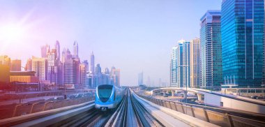 Dubai Yat Limanı genel bakış. Şehir manzarası hattı.