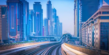 Dubai Yat Limanı genel bakış. Şehir manzarası hattı.