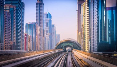 Dubai Yat Limanı genel bakış. Şehir manzarası hattı.