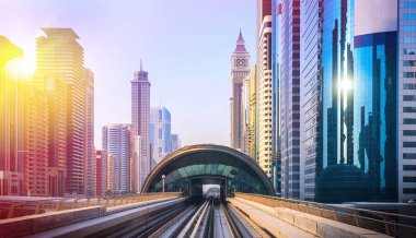 Dubai Yat Limanı genel bakış. Şehir manzarası hattı.