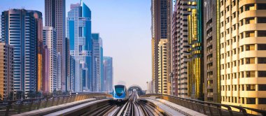 Dubai Yat Limanı genel bakış. Şehir manzarası hattı.