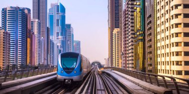 Dubai Yat Limanı genel bakış. Şehir manzarası hattı.